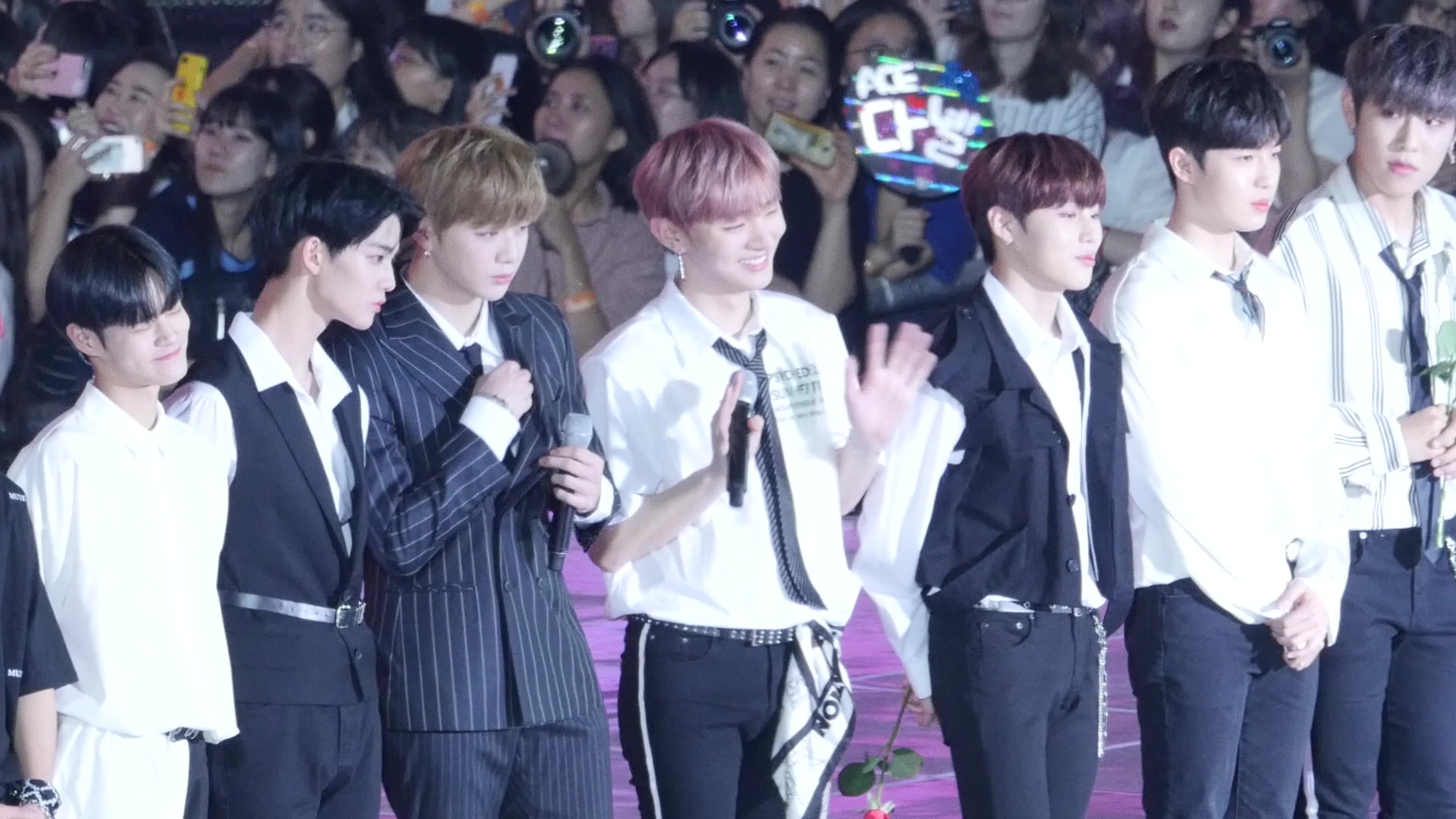 강다니엘 '넬동 인사법' : 워너원 Wanna One : 직캠 fancam : 플라워카펫 : 코뮤페 : 고척스카이돔 - 동영상